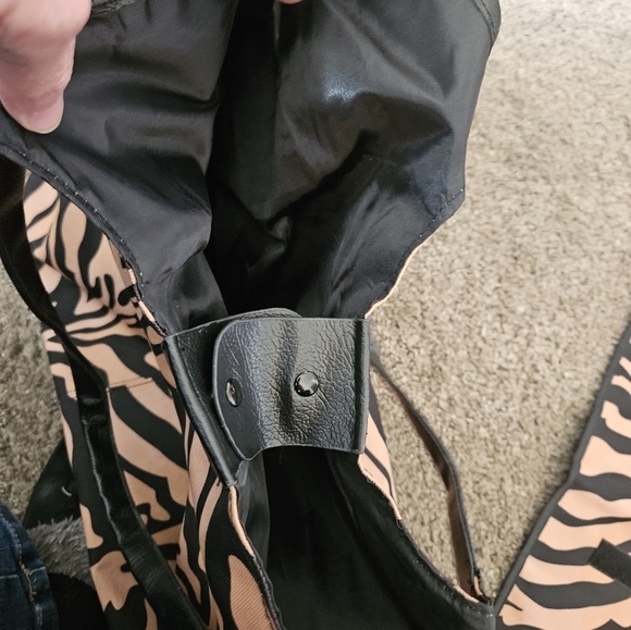 For your eye's only 5 piece makeup and toiletry bag set. Tiger stripe. - Picture 9 of 10